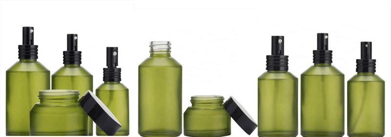 Зеленая стеклянная бутылка со спреем
