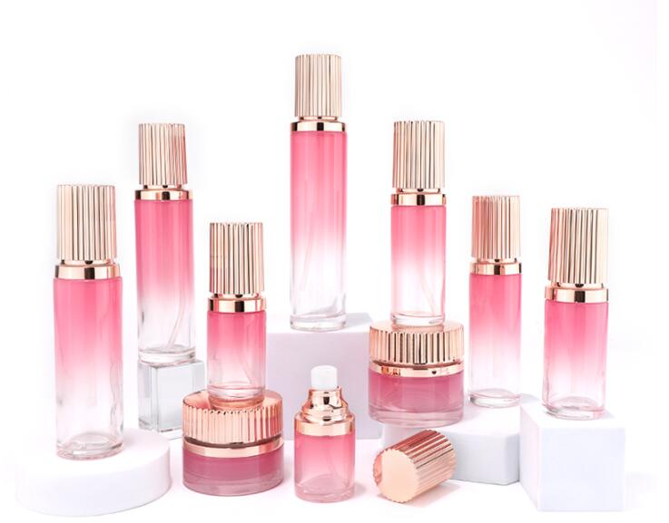 Набор градиентных розовых косметических бутылок