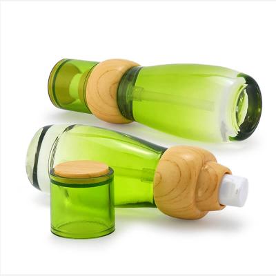Зеленая стеклянная бутылка с бамбуковой крышкой