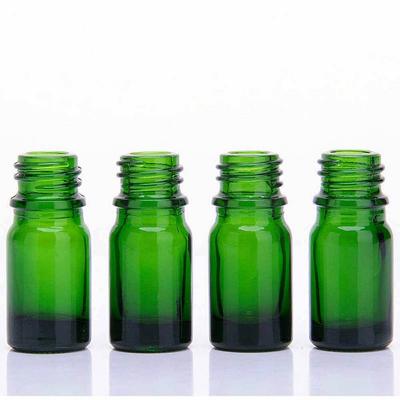 Зеленая стеклянная бутылка эфирного масла красоты