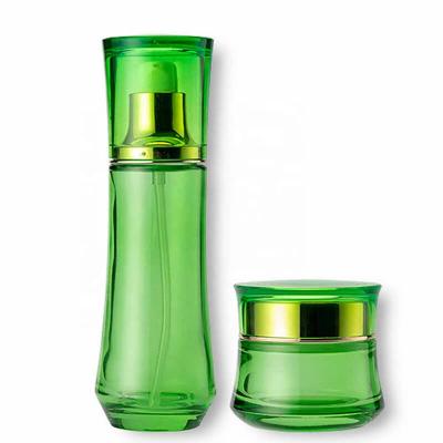 Глянцевый зеленый продукт по уходу за кожей в стеклянной бутылке