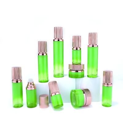Набор стеклянных бутылок зеленого цвета с алюминиевой крышкой
