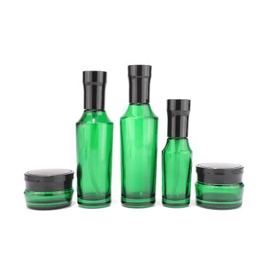 набор зеленых косметических стеклянных бутылок

