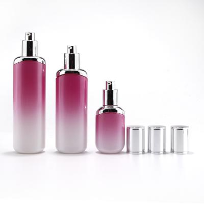 роскошные цветные наборы косметических стеклянных бутылок / банок для постепенного ухода за кожей с серебряным насосом для лосьона и крышкой
