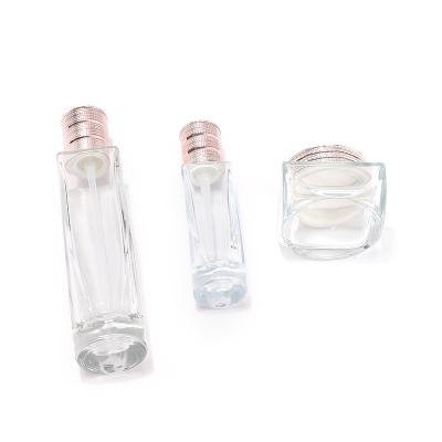 прозрачная квадратная косметическая стеклянная бутылка с алюминиевой крышкой
