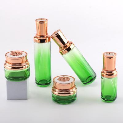 набор роскошных зеленых косметических бутылок
