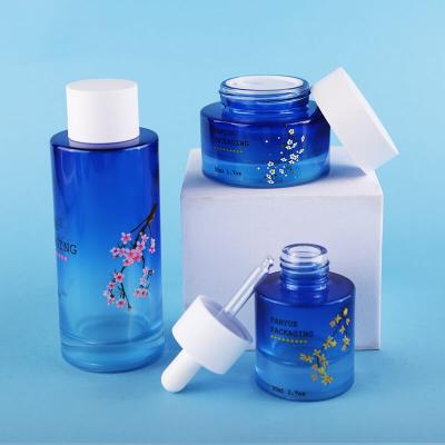 Высококачественная стеклянная бутылка с плоским плечом с градиентом синего цвета в упаковке