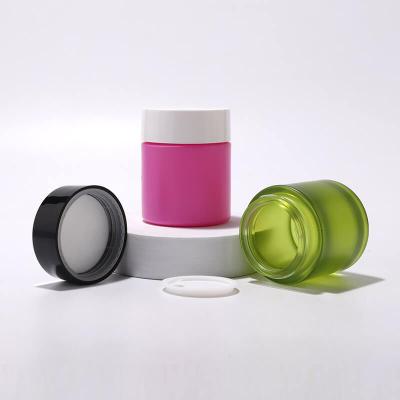 Чистая и простая цветная косметическая стеклянная банка для крема