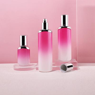 Роскошная косметическая стеклянная бутылка и банка градиентного розового цвета с серебряной крышкой с помпой