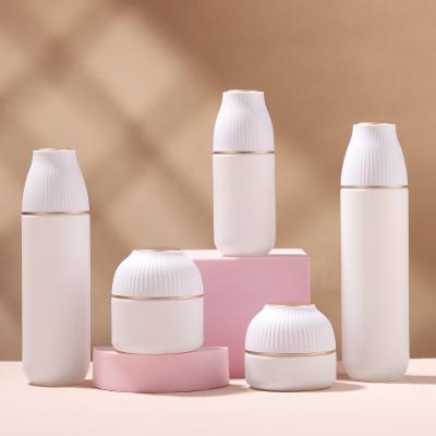 Косметический флакон с крышкой в виде вертикальной полосы